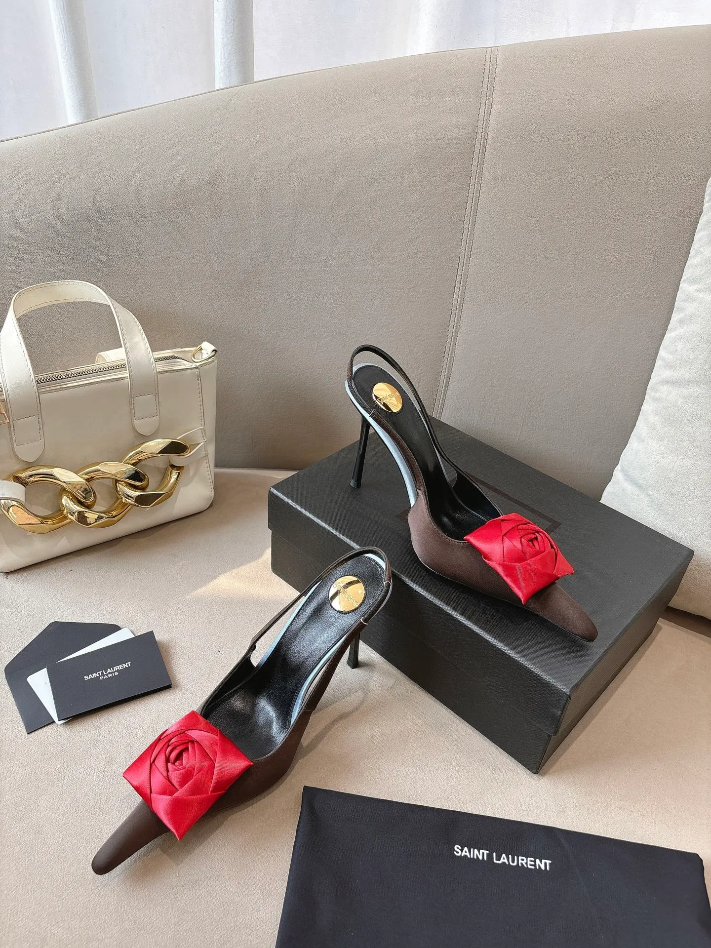 👟👟Ex-factory price 680👟👟 Saint Laurent ysl 25ss/autumn and winter ready-to-wear flower series catwalk style high heels. The toe and contrasting color design make the final effect quite impressive. The different colors are also very beautiful. Straight heels, curved heels, with flowers, and without flowers can be selected. Only YSL understands women’s hearts best and does not accept refutation. It is a super invincible feminine artifact, a must-have for women (z-brand full-body customization, own molded hardware accessories, perfect consistency) ✔ Upper: imported cow patent leather ✔ Inner lining: imported 🐑 goat leather ✔ Sole: imported genuine leather outsole ✔ Heel height: 10.5cm ✔ Size: 36-39 (40, 41, 42 can be customized and non-returnable) Flower style (full set of packaging)